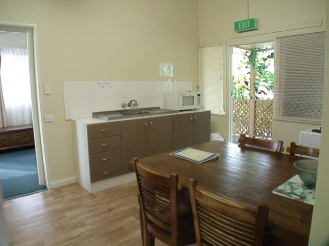 Coconut Palms On The Bay Aparthotel Hervey Bay Bilik gambar
